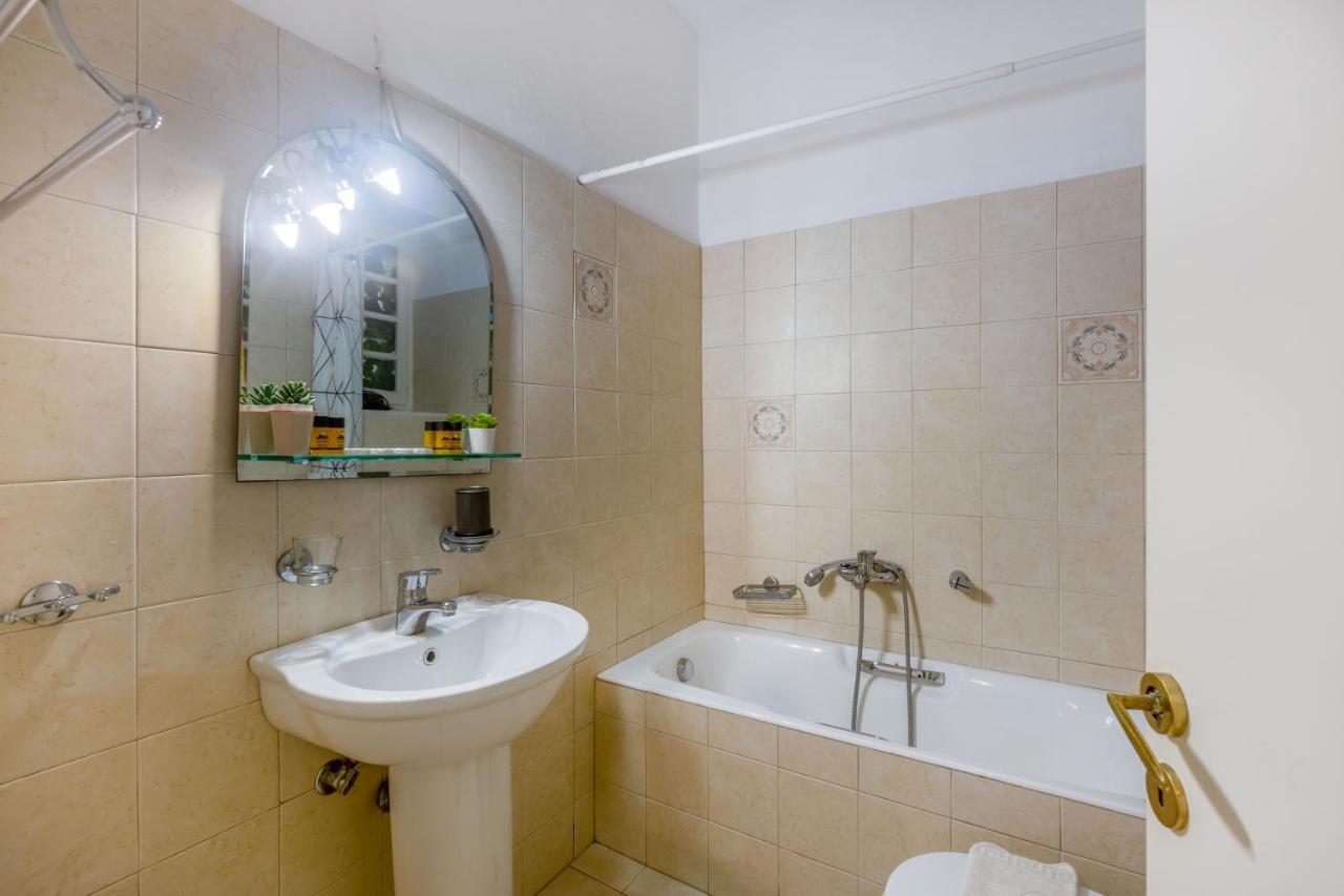 Charming Apartment In The Heart Of Plaka Athén Kültér fotó